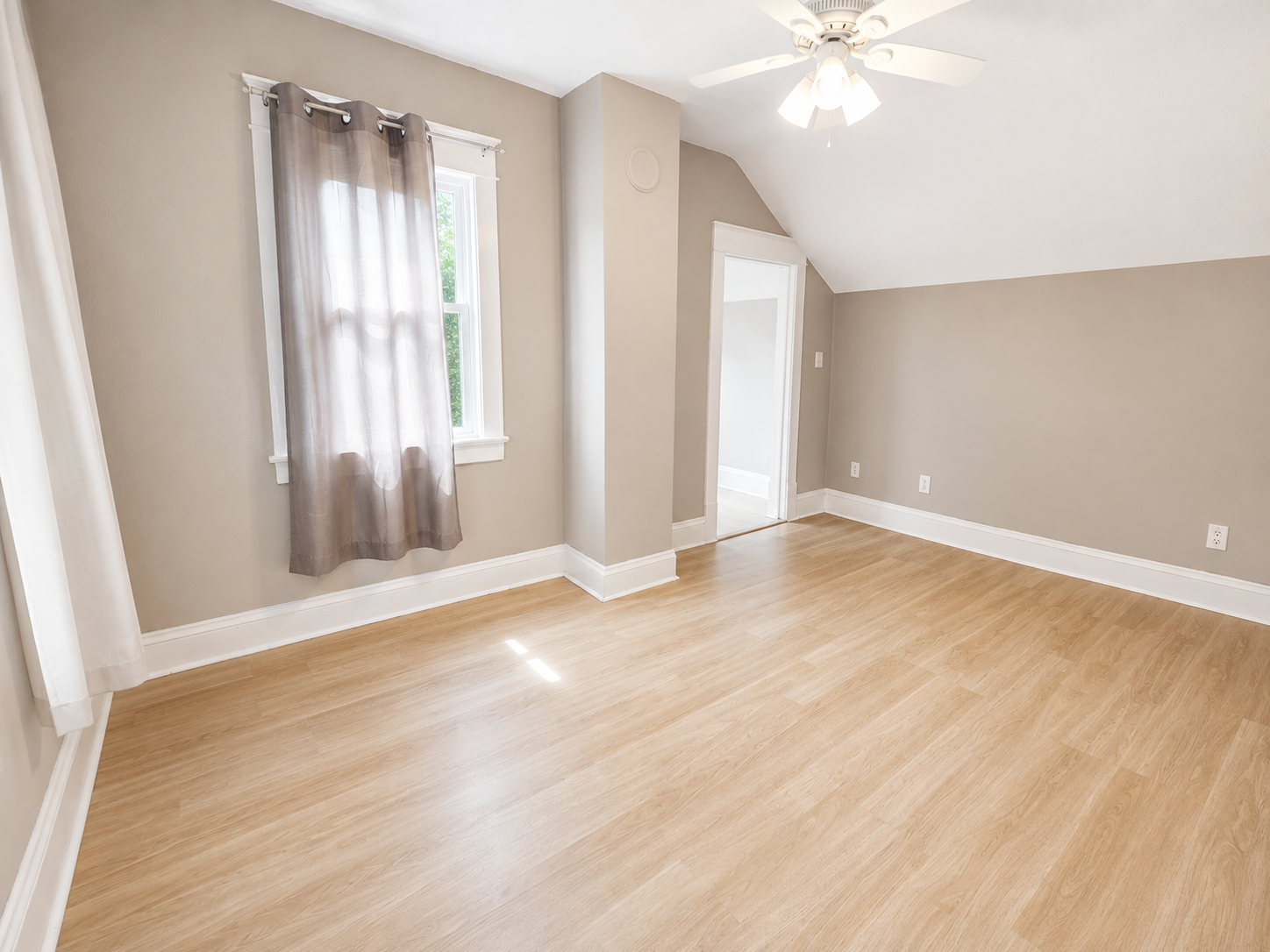 Bedroom/Office Room