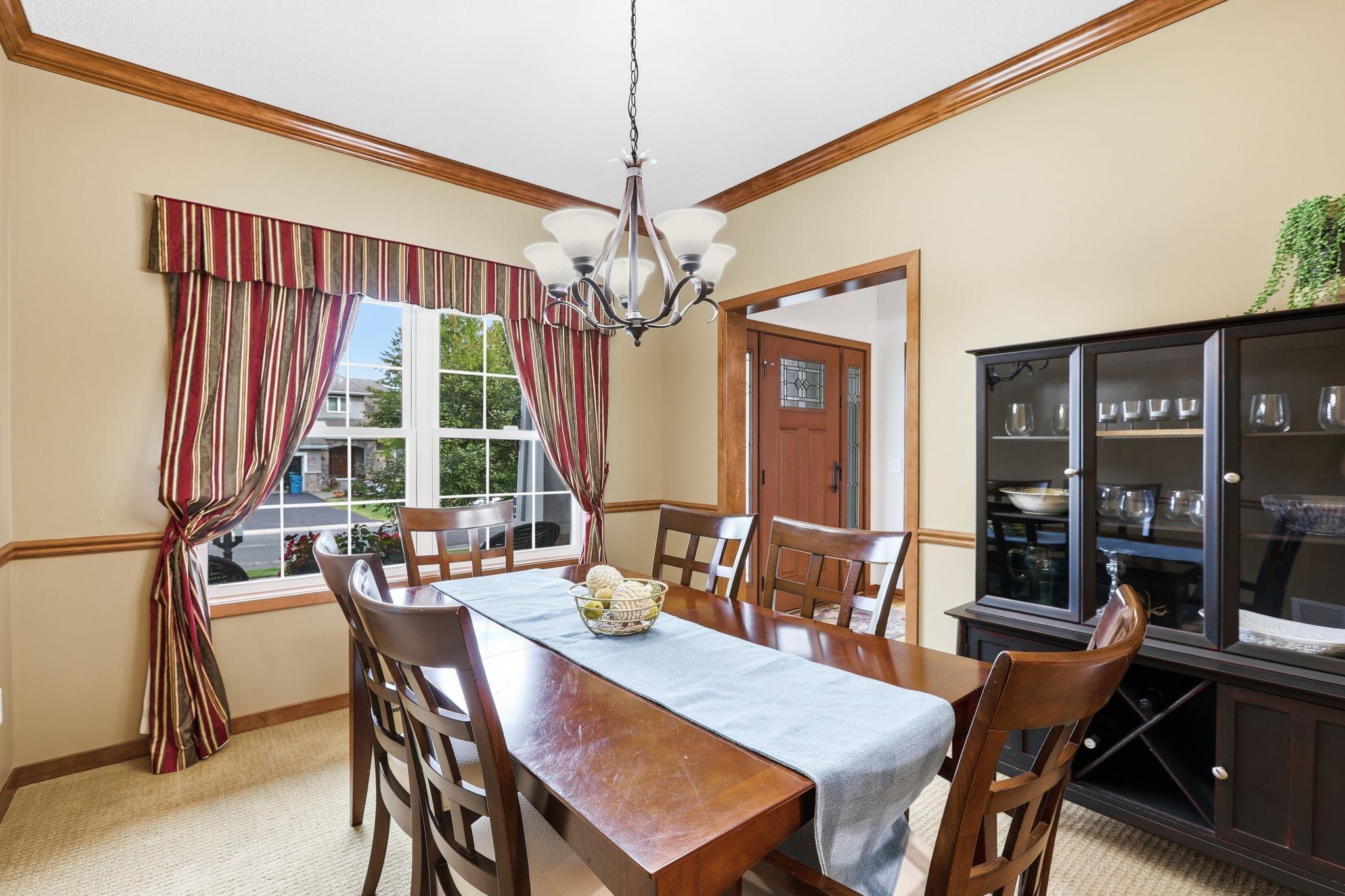 Imagine how wonderful it would be entertaining with an extra dining area!