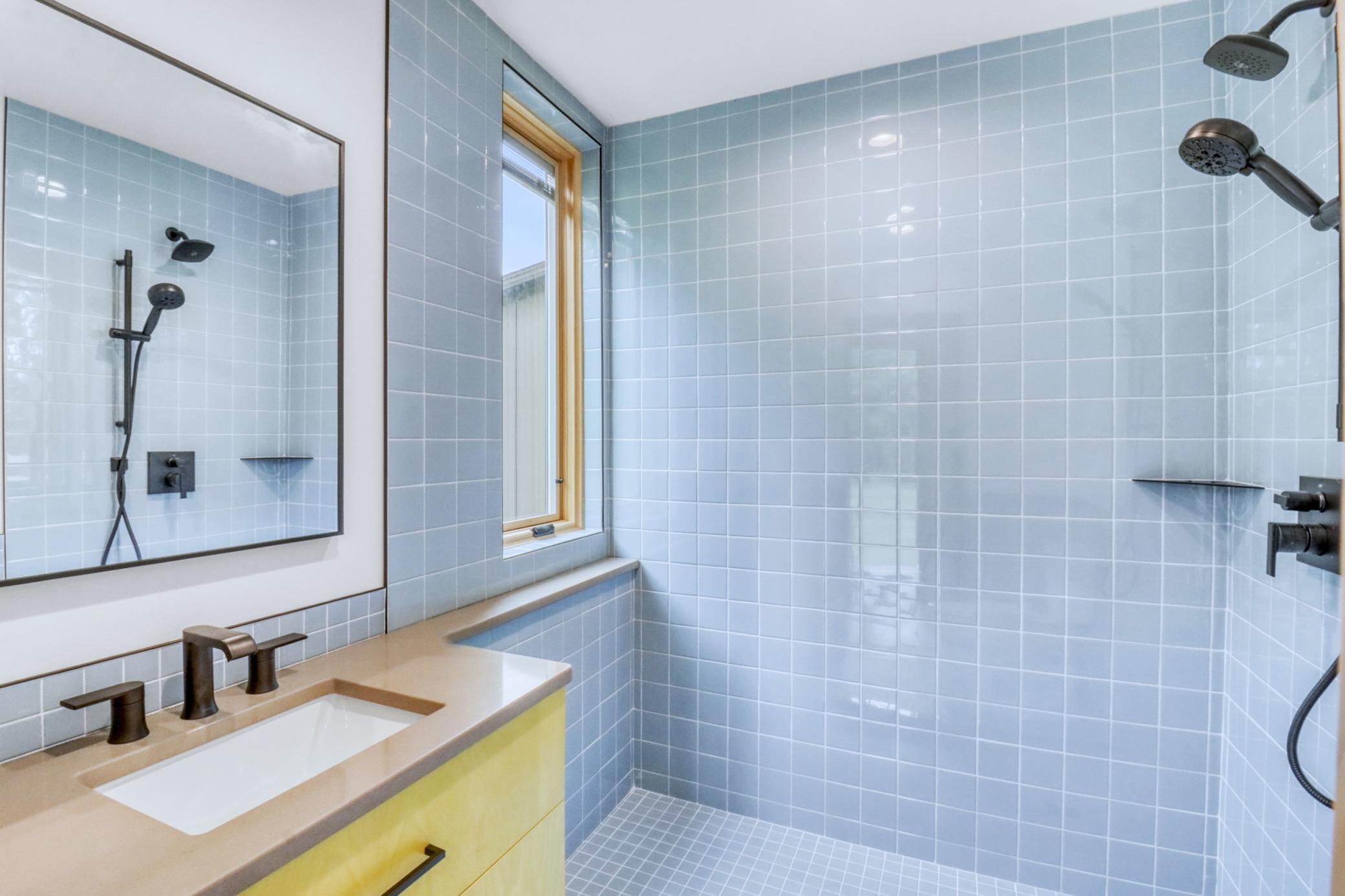 Bathroom1_1.JPG