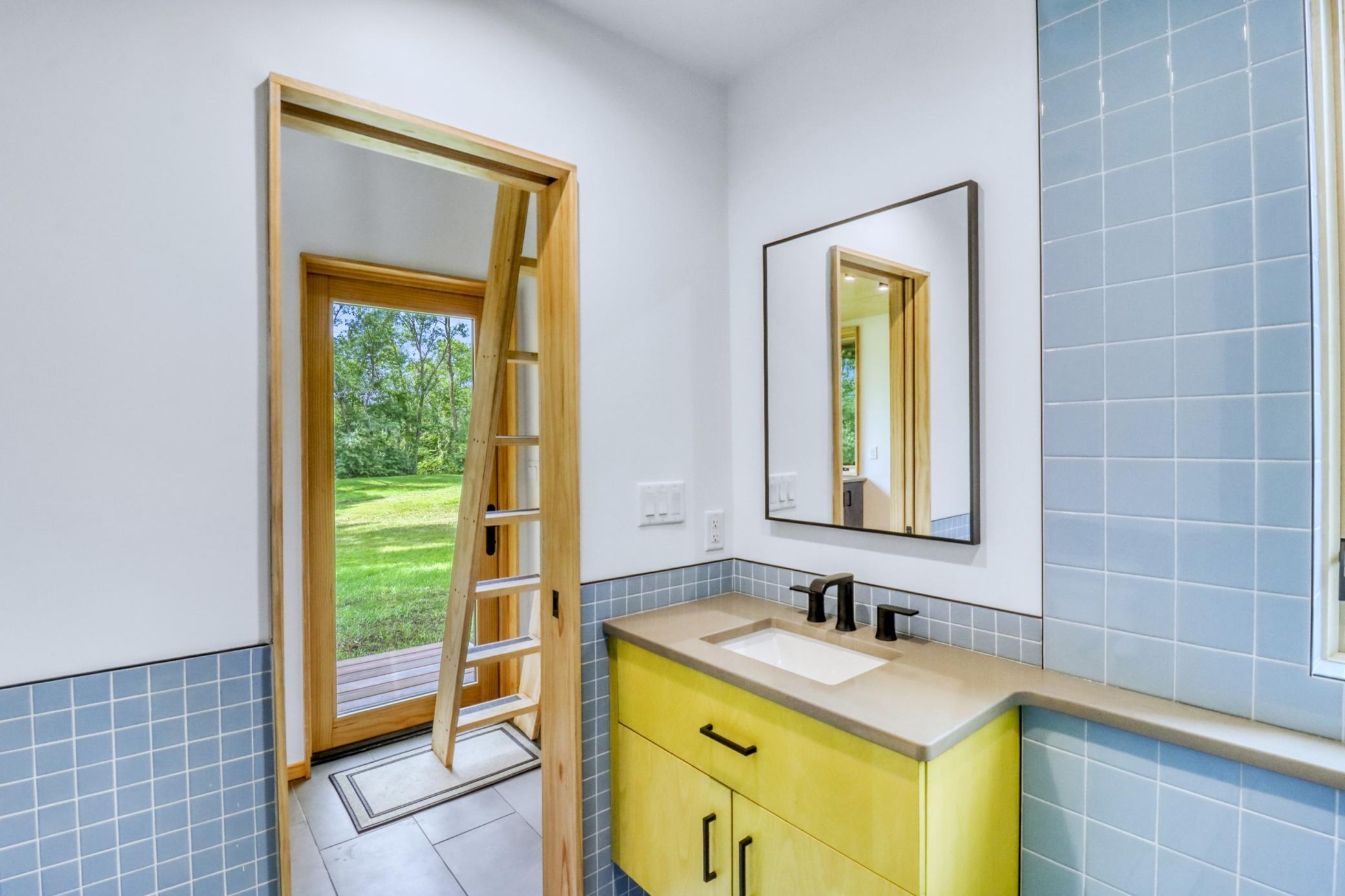 Bathroom1_3.JPG