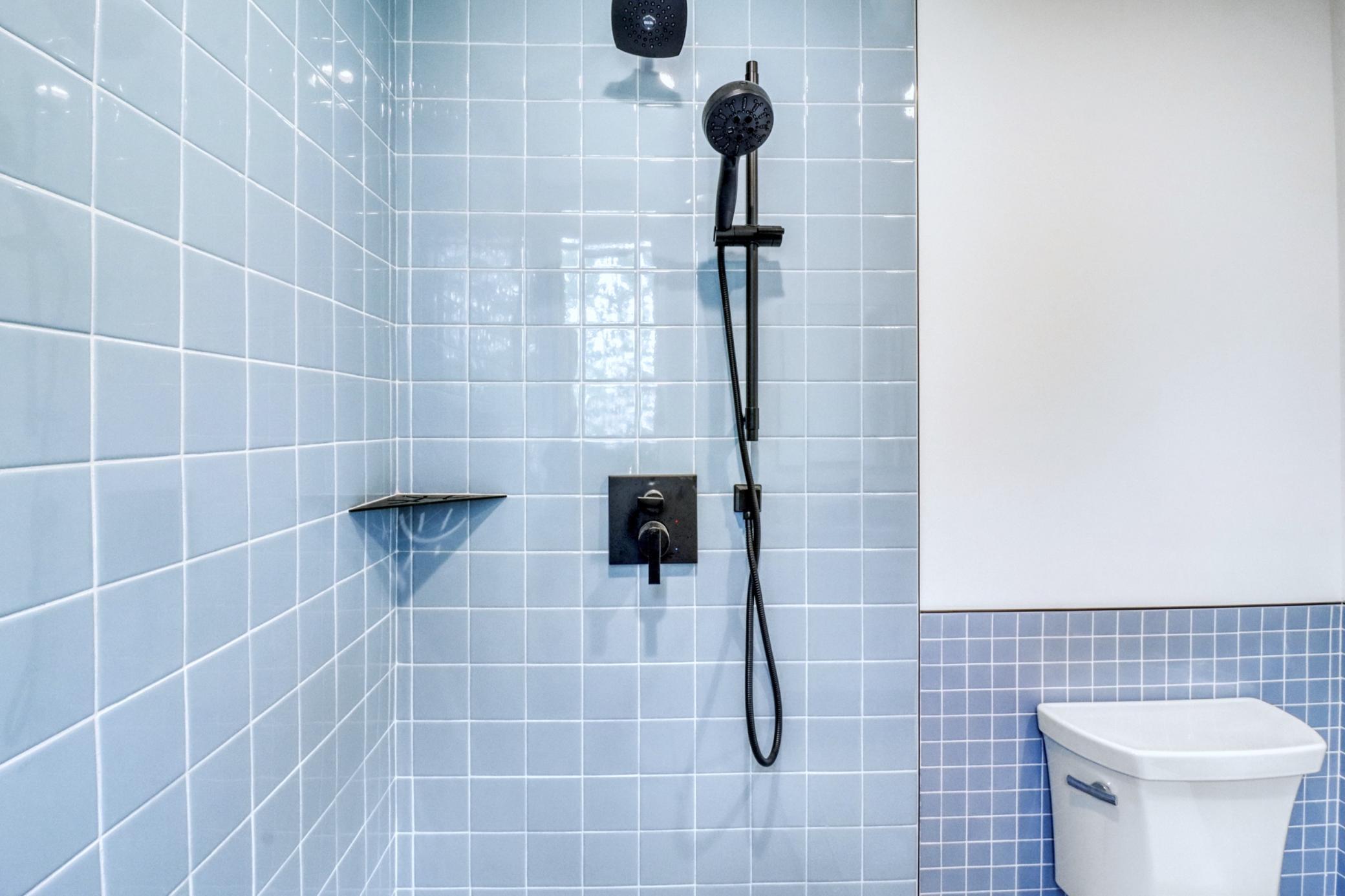 Bathroom1_4.JPG