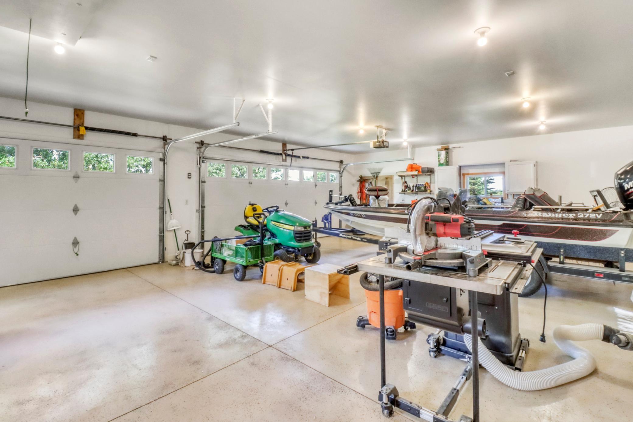 Garage_interior1_1.JPG