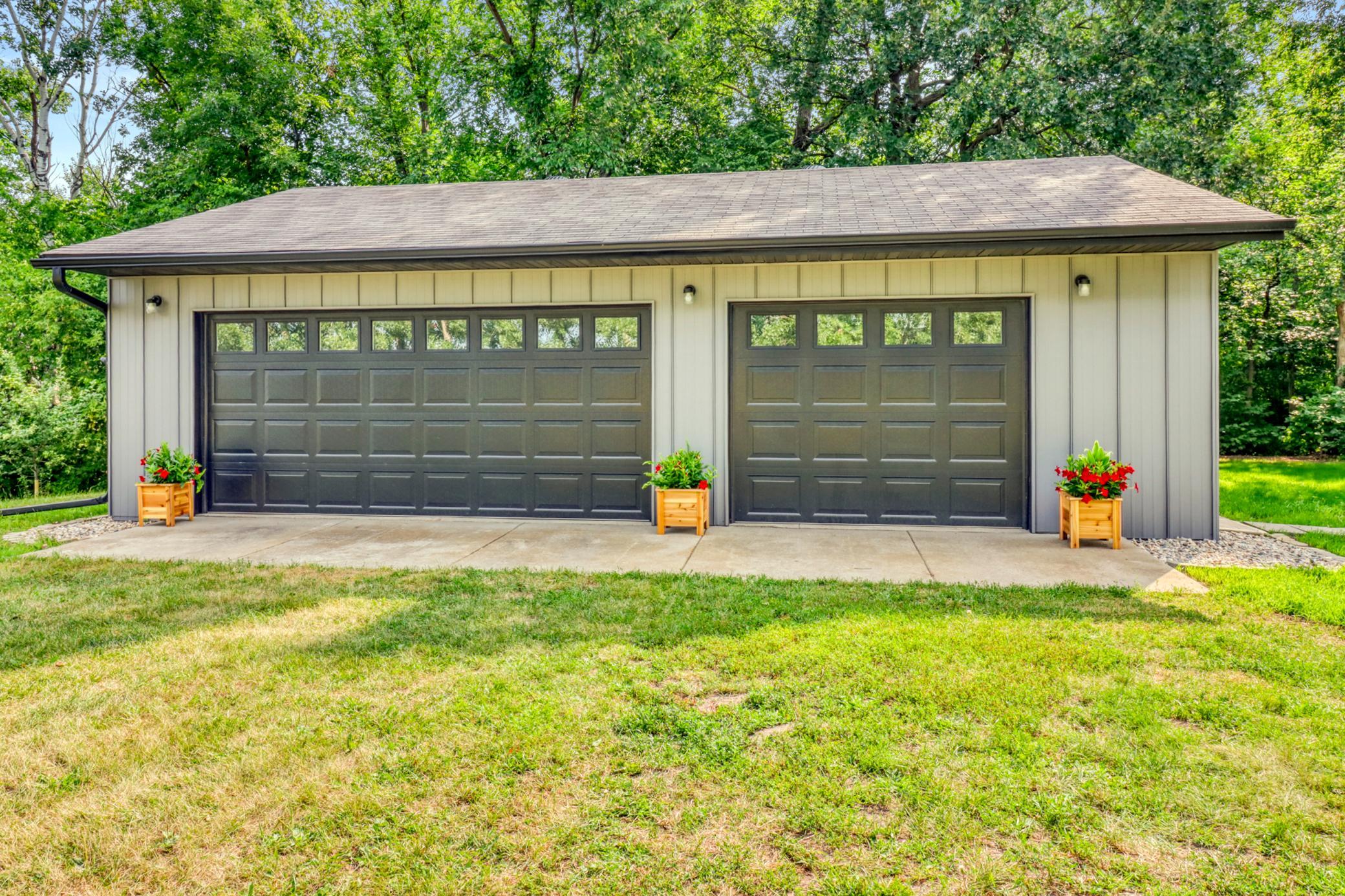 Garage_exterior1_1.JPG