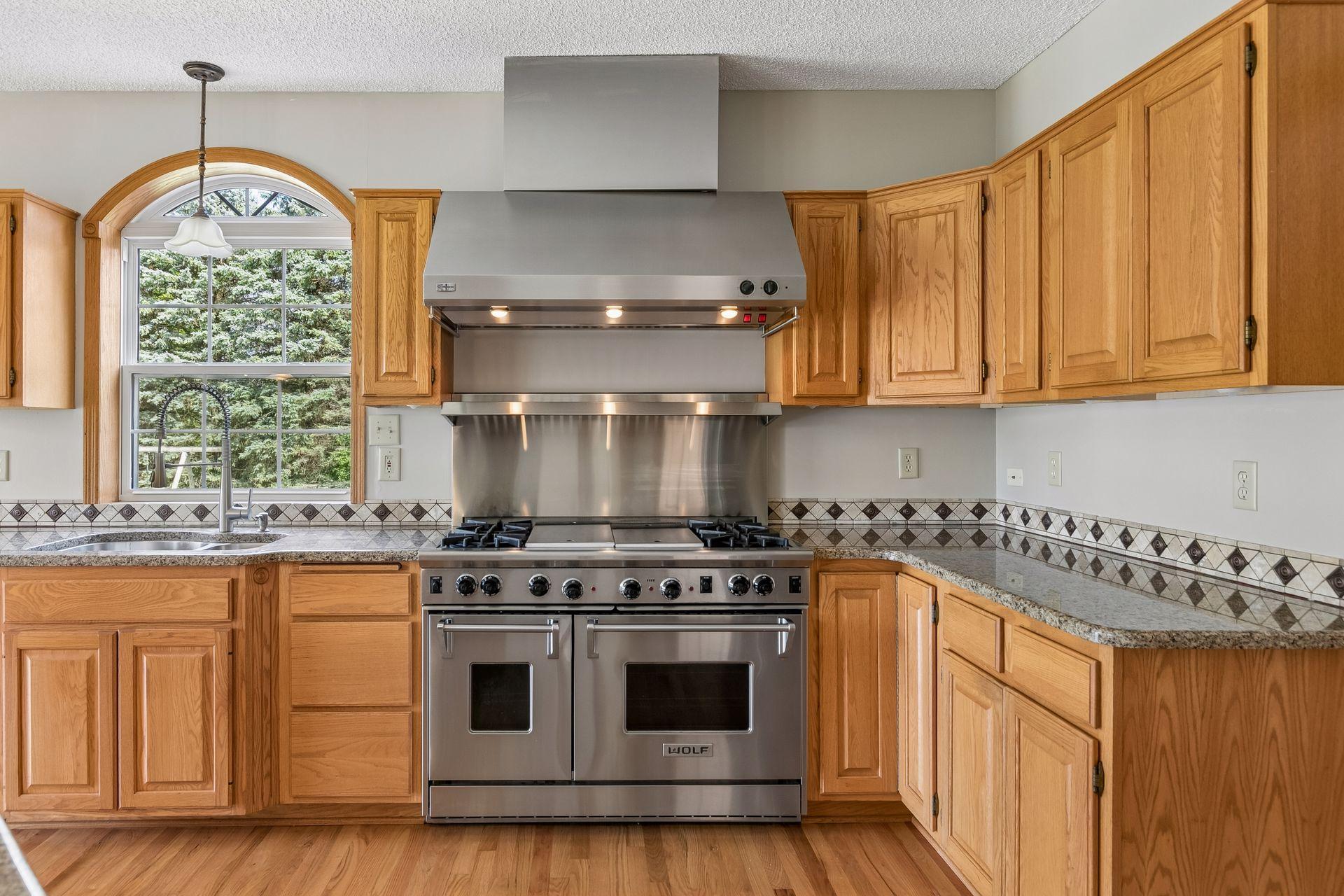 A dream for anyone who loves to cook! The kitchen is equipped with an impressive oversized Wolf gas range and high-end appliances.