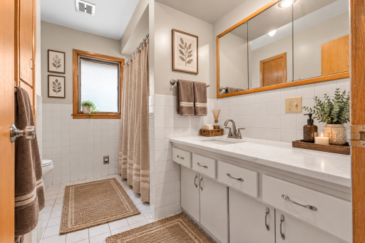 Main floor bath - AI enhanced