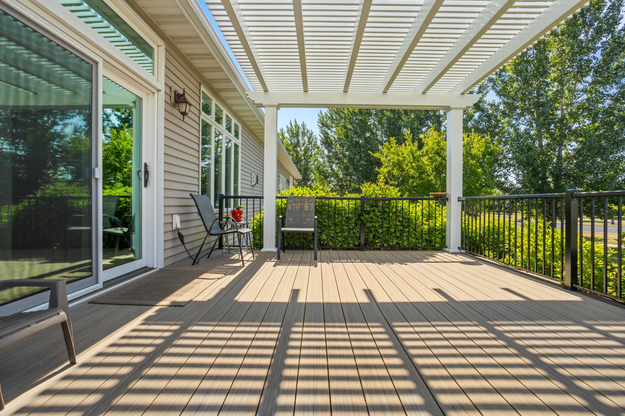 Deck w/ pergola