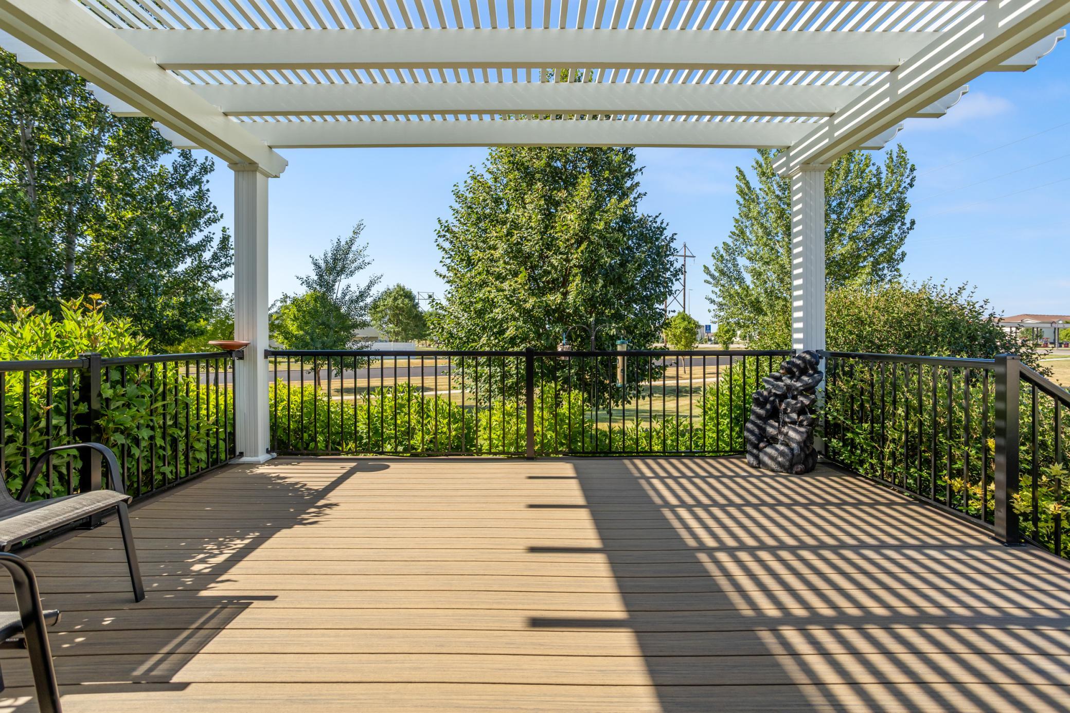 Deck w/ pergola