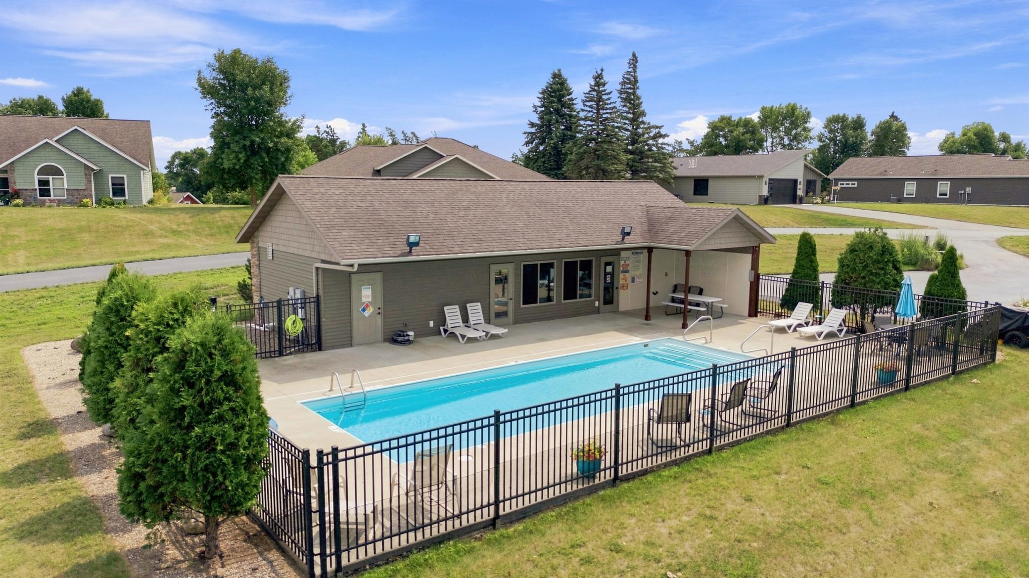 Heated pool/clubhouse