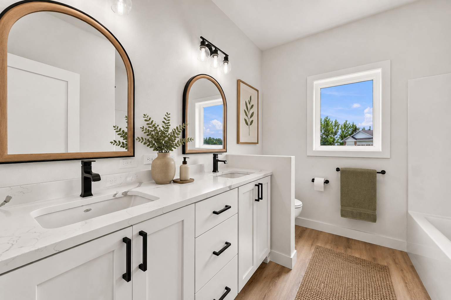 Full guest bath *Digitally Staged