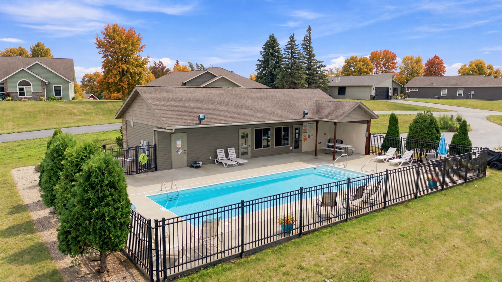 Heated pool/clubhouse