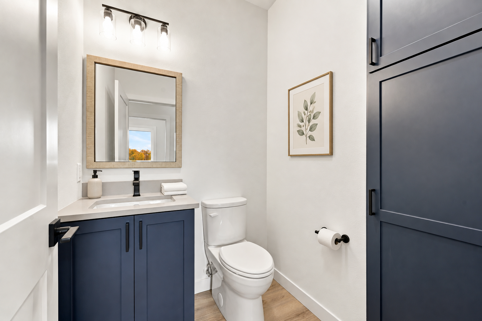 1/2 bath *Virtually Staged