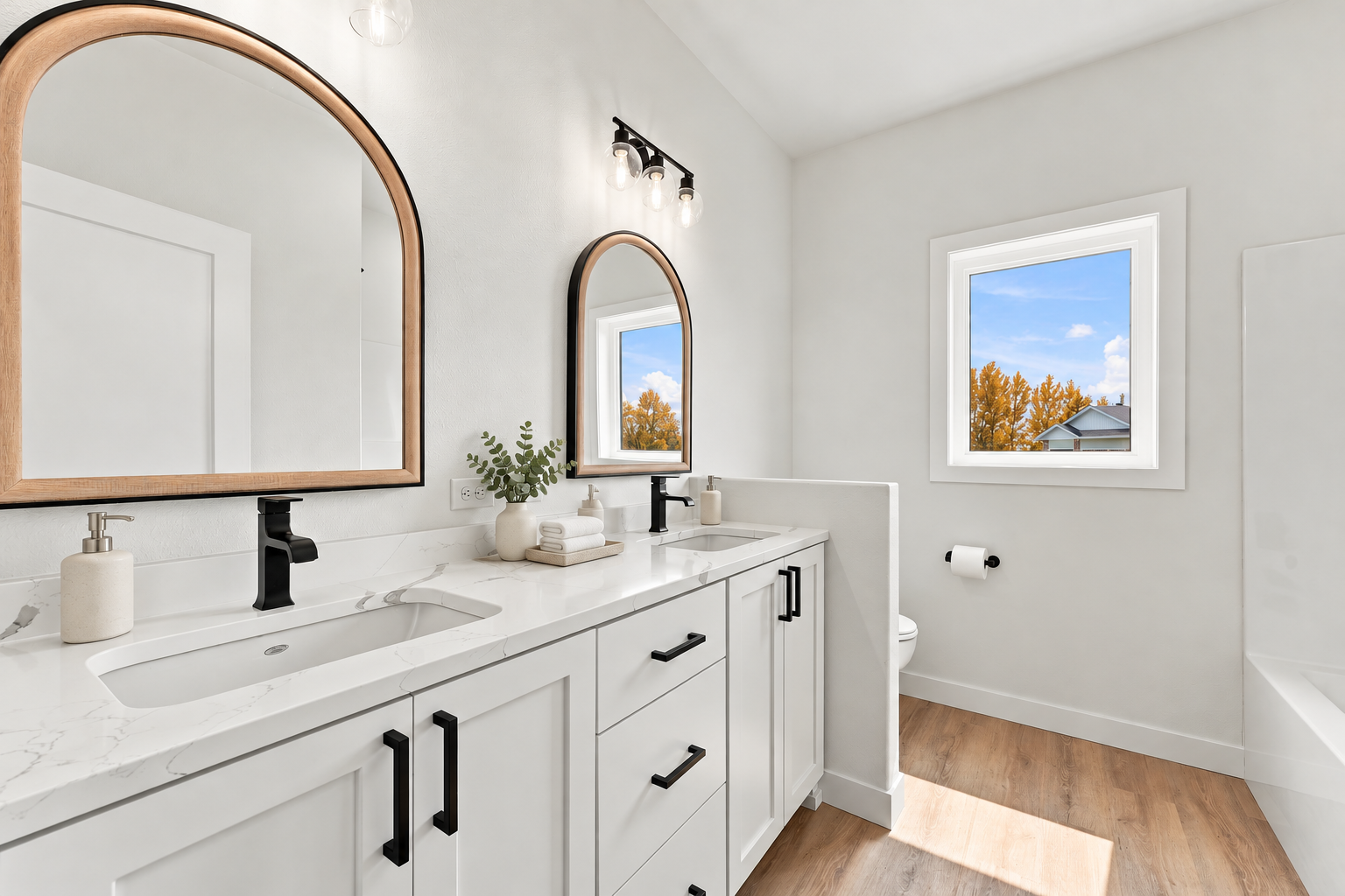 Full guest bath *Virtually Staged
