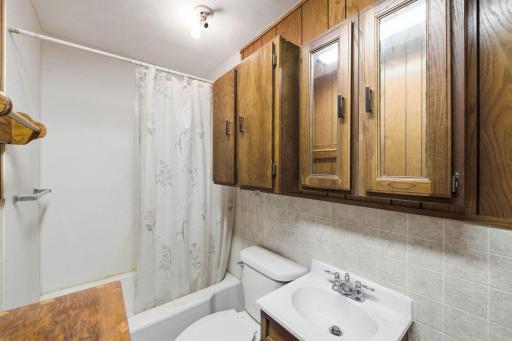 Second cabin full bath.