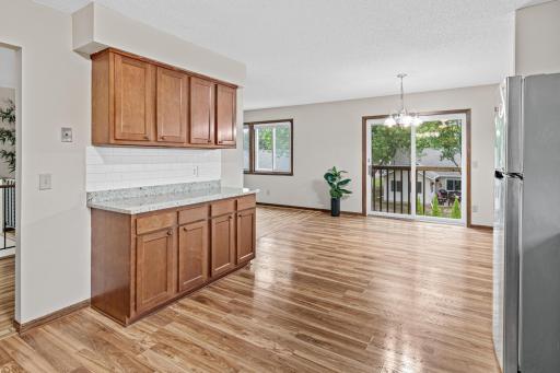 Large kitchen, w/ extra cabinetry