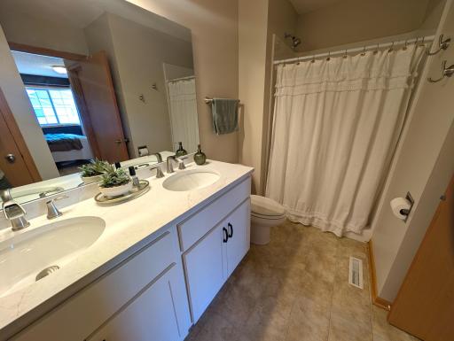 Private Main Bedroom 3/4 Bathroom