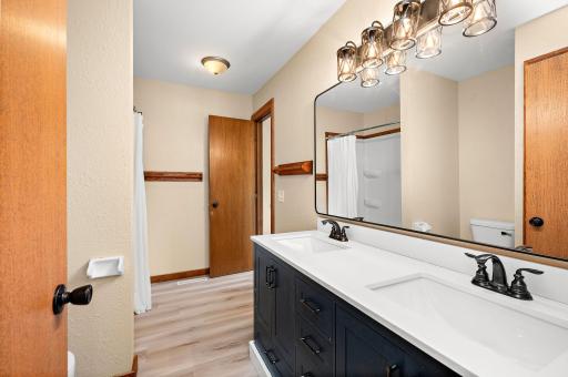 Upper-level full bath.