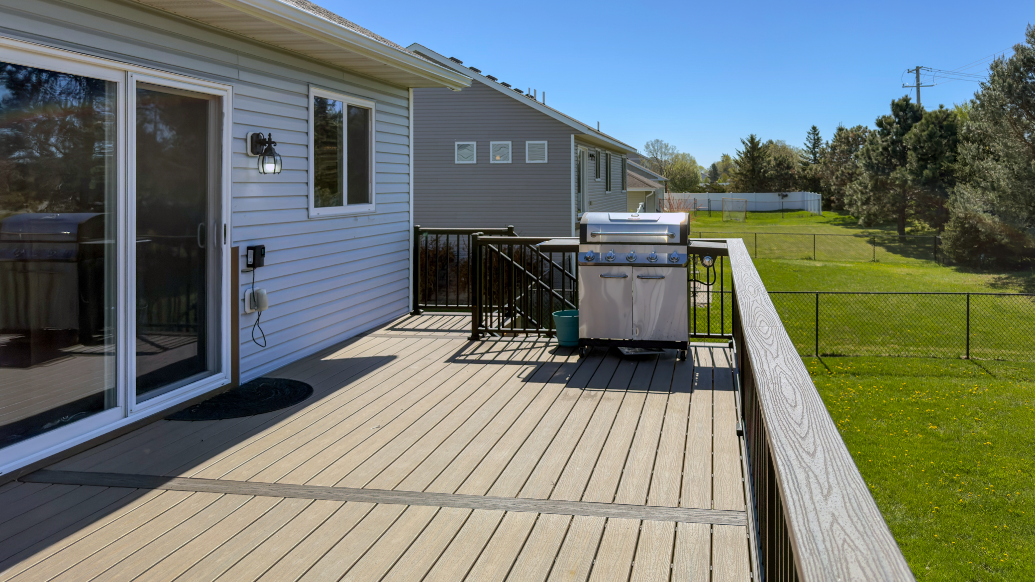 Newer maintenance free deck.