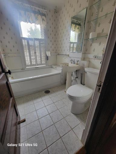 Upper Level bath with jetted Tub. Hand held Shower