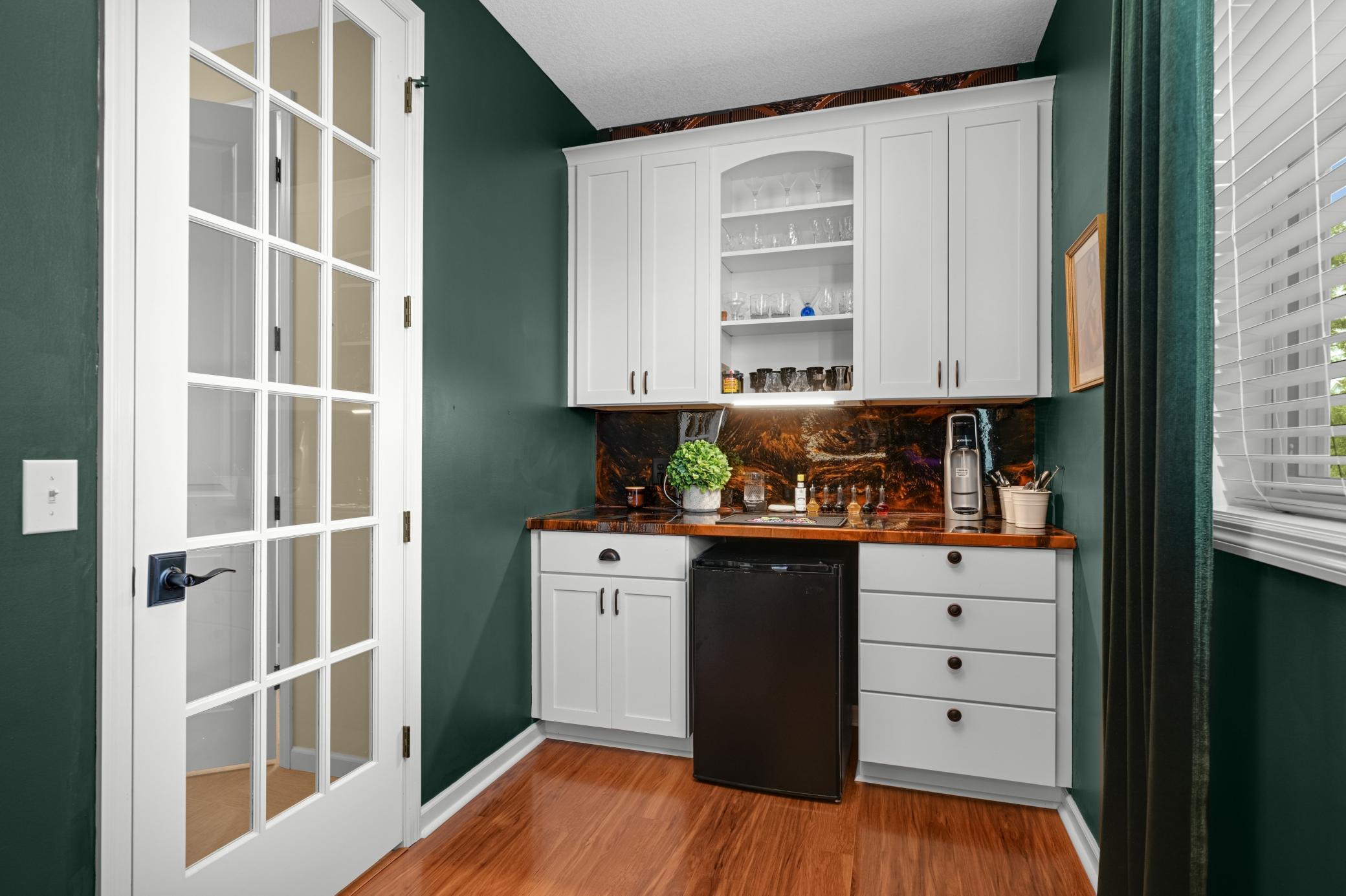 Bar, office, hobby room...the choice is yours!