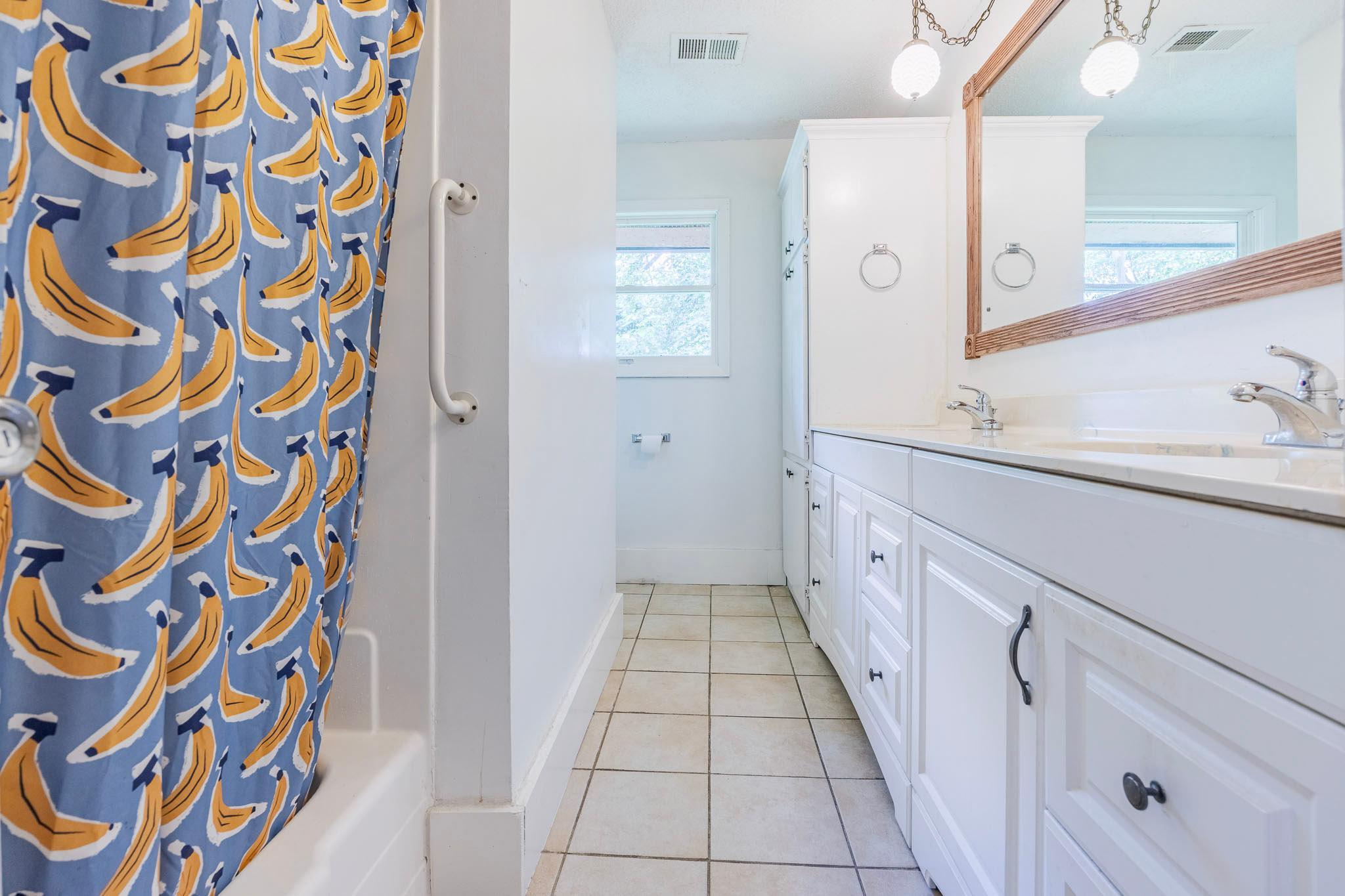 upperlevelfullbathroom.jpg