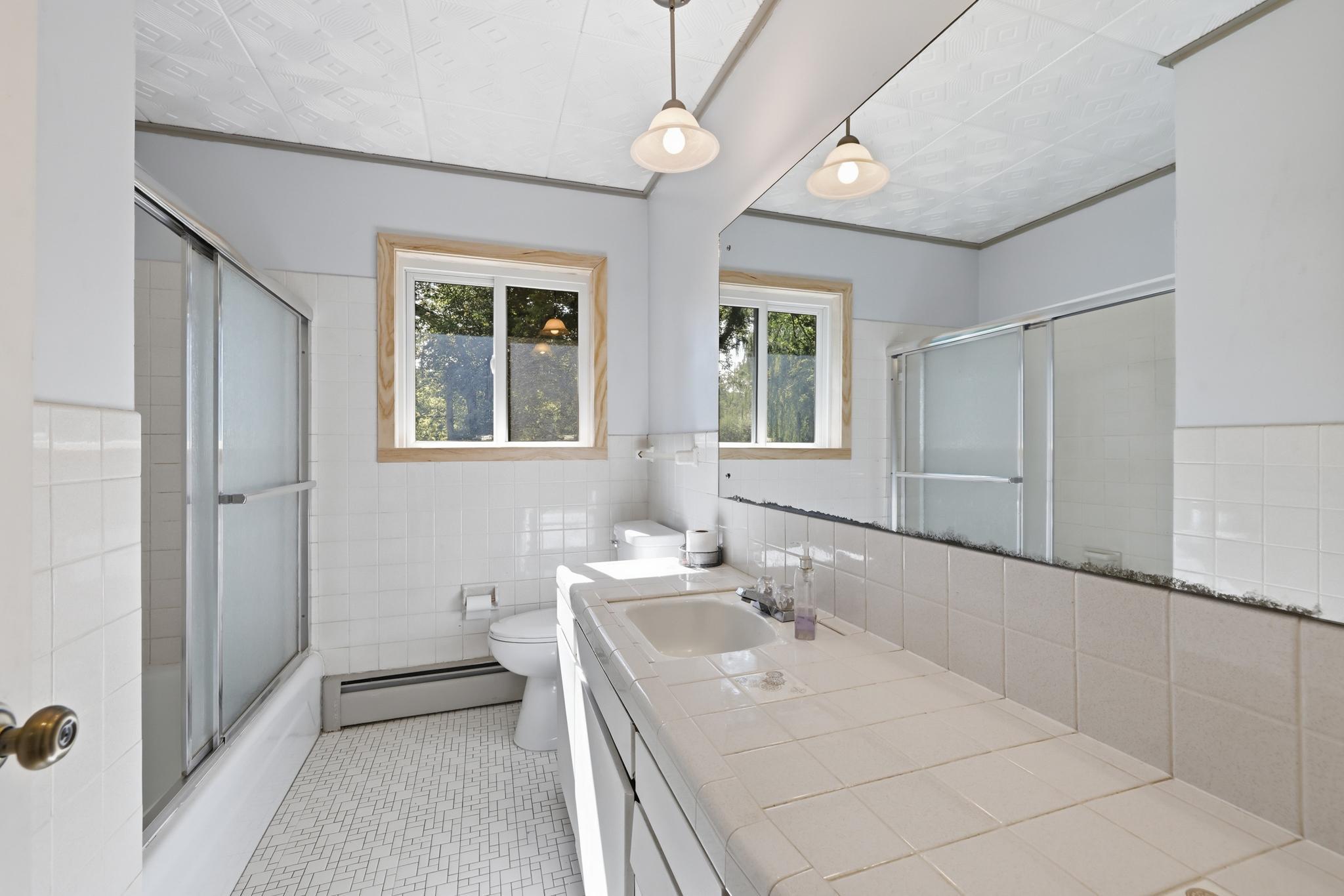 Upper Level Full Bath