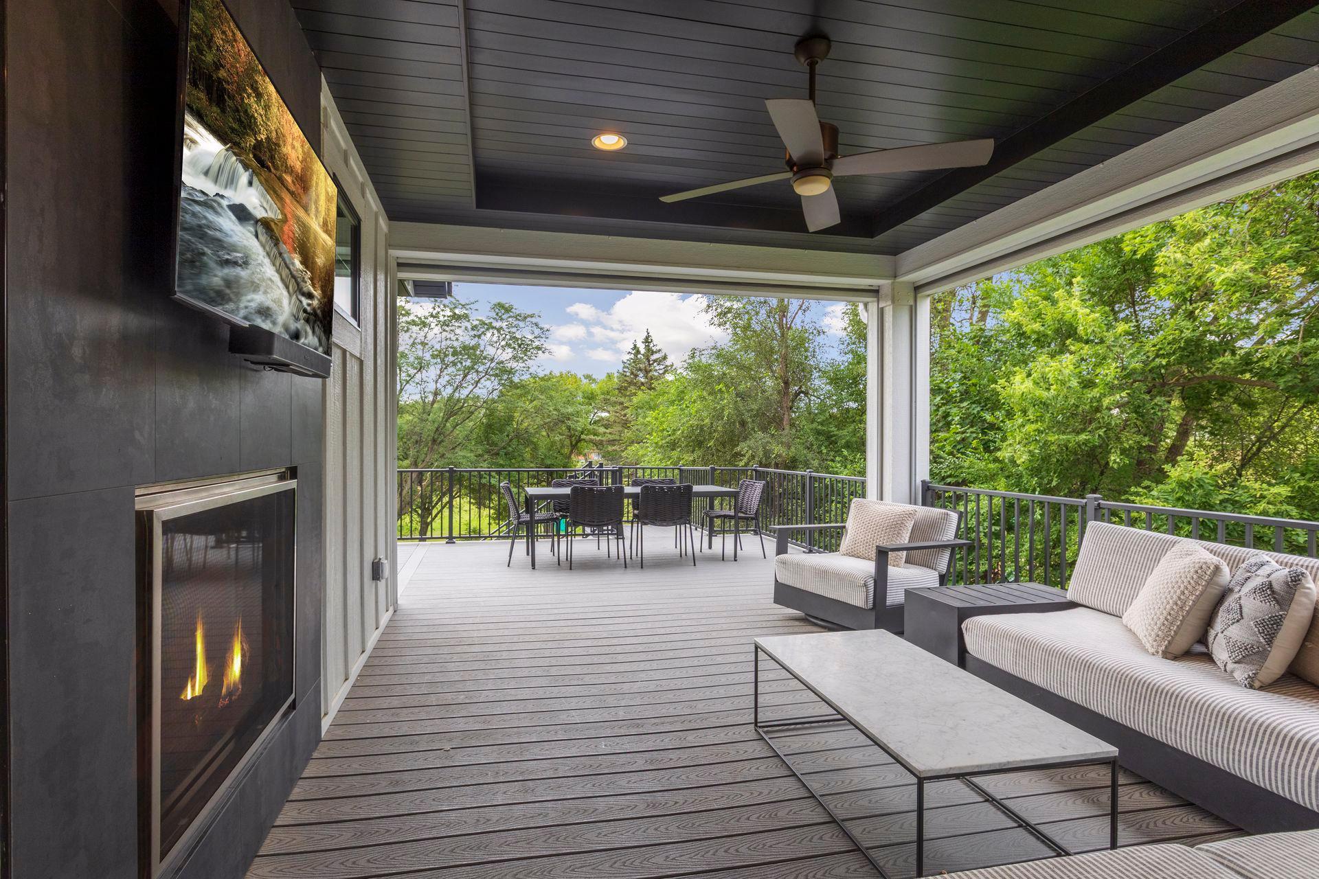 Screen porch with phantom screens up.......