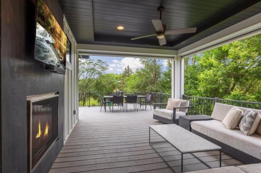 Screen porch with phantom screens up.......