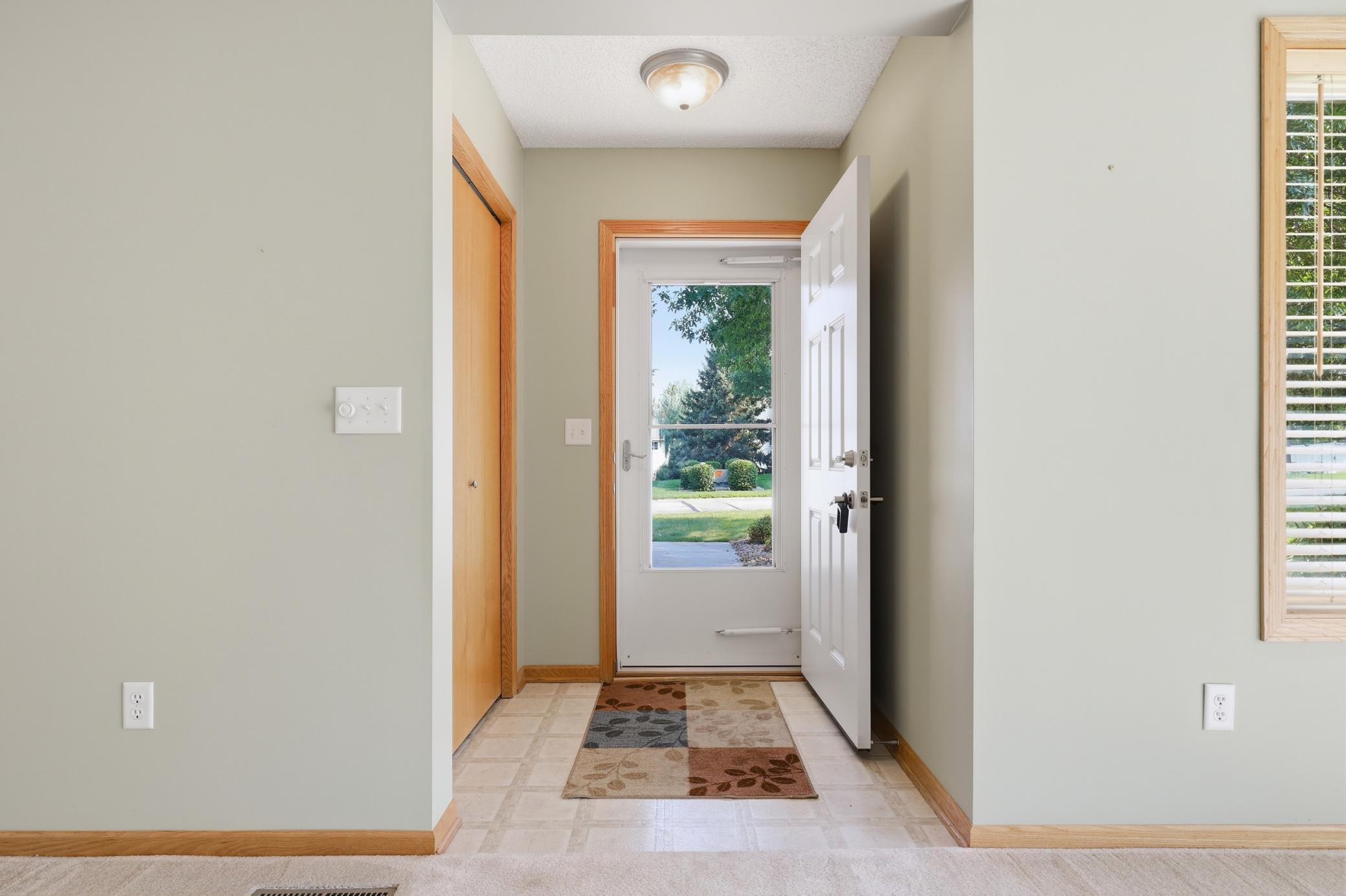 Spacious Foyer w/ coat closet