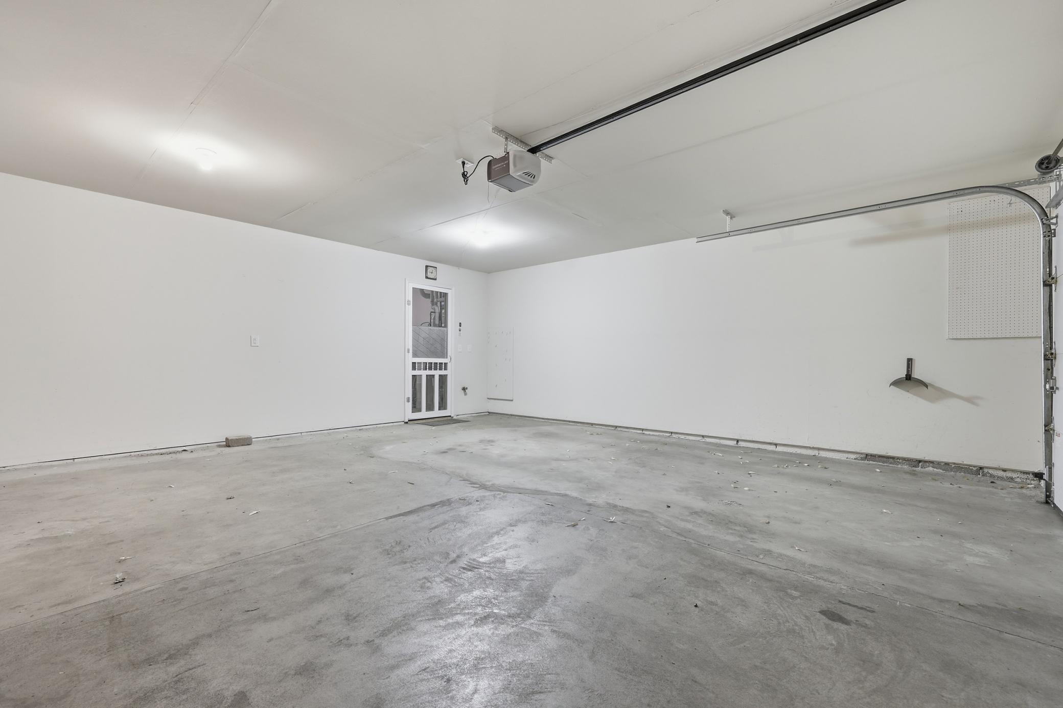Garage w/ screened door