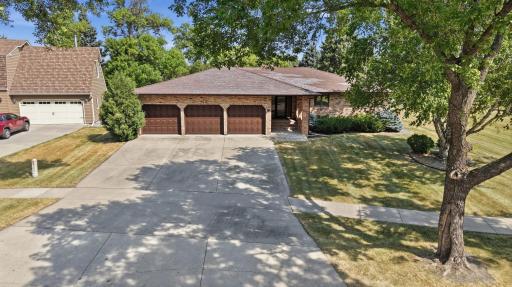 120 Prairiewood Drive S, Fargo, ND 58103