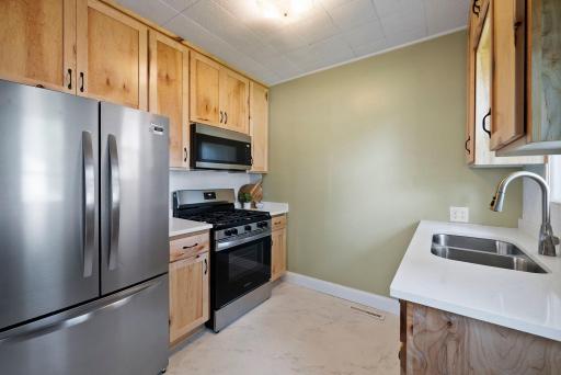 Brand new kitchen w/custom wood cabinets