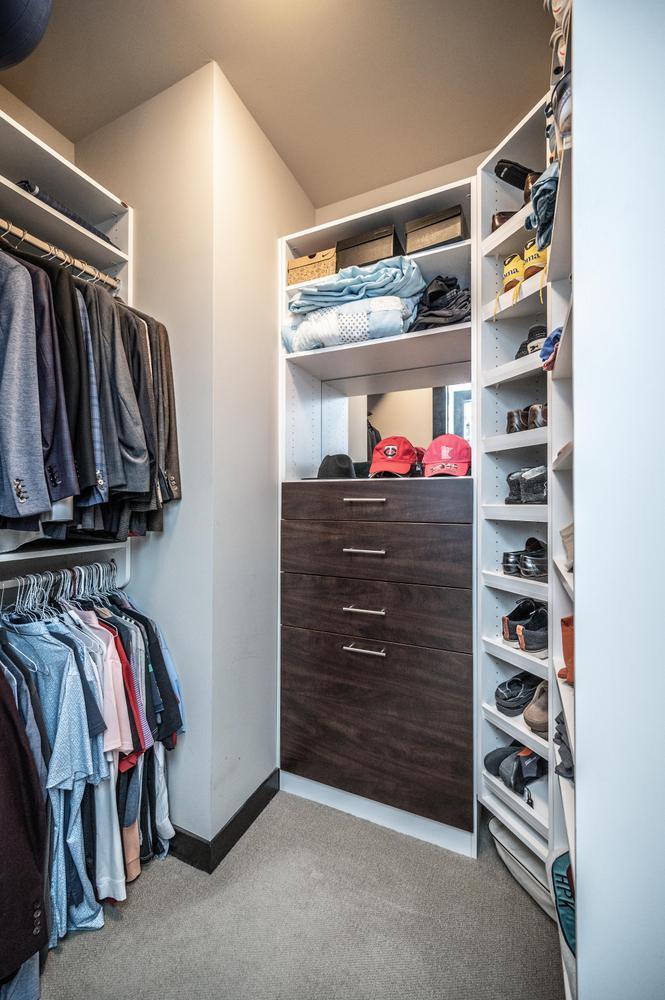 041-005-Primary Closet-666x1000.jpg