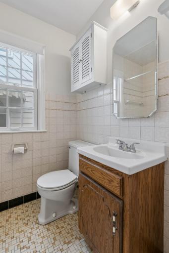 Main floor full bathroom