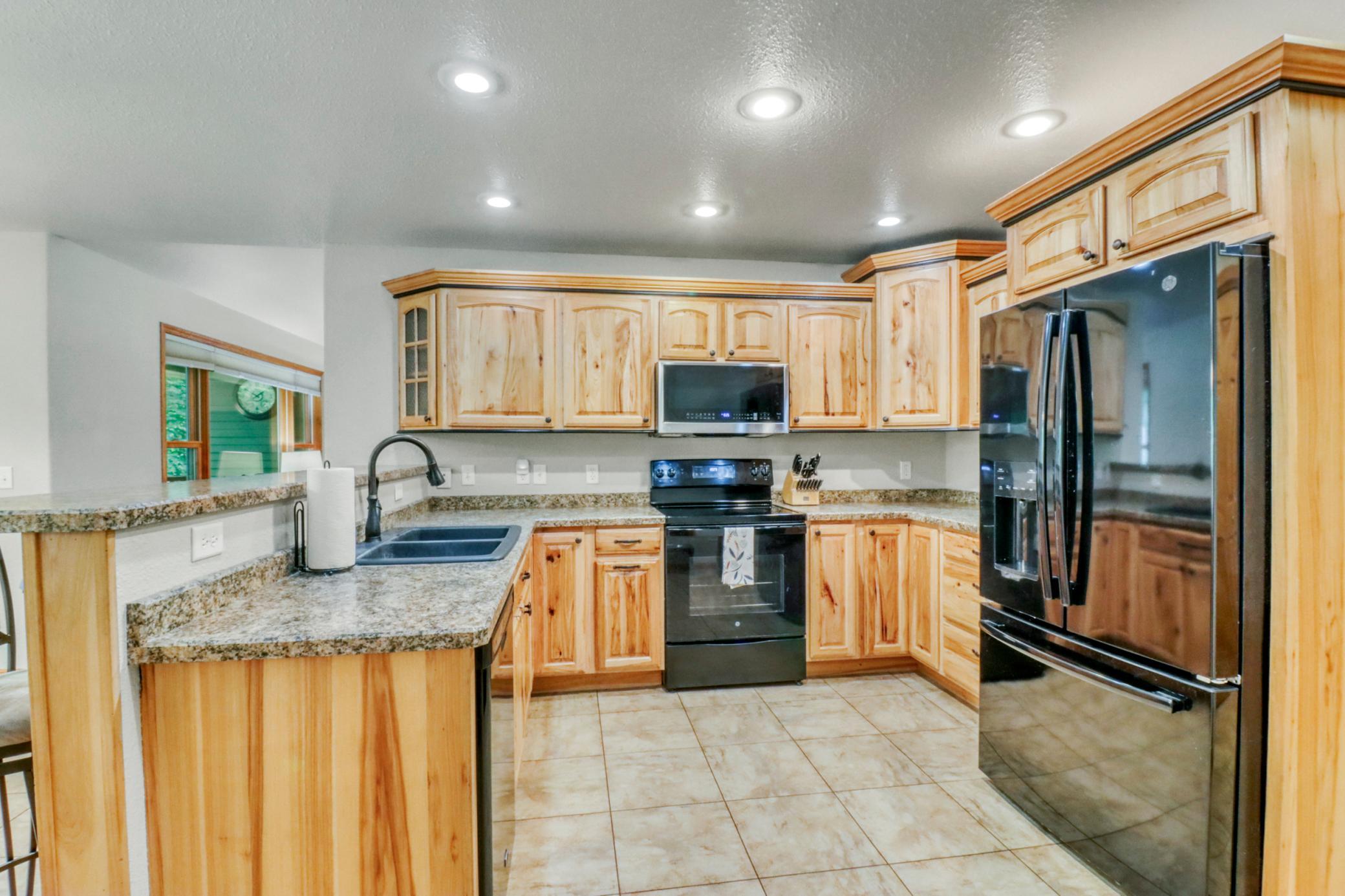 Kitchen1_2.JPG