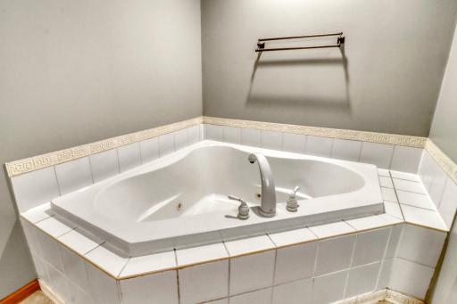 Primary Bathroom1_4.JPG