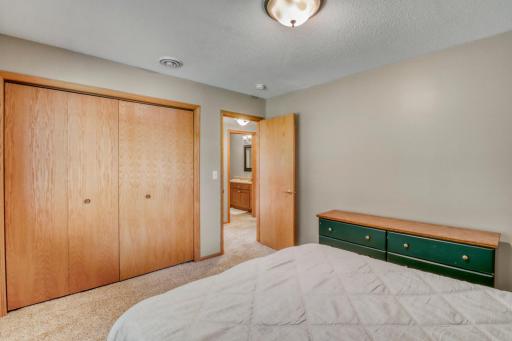 Bedroom2_2.JPG