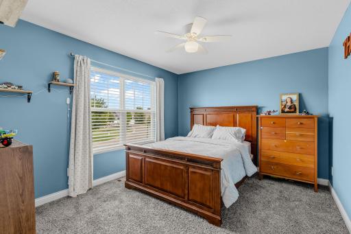 Upper level bedroom w/walk-in closet
