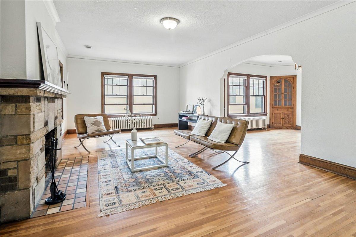 Beautiful HW floor throughout