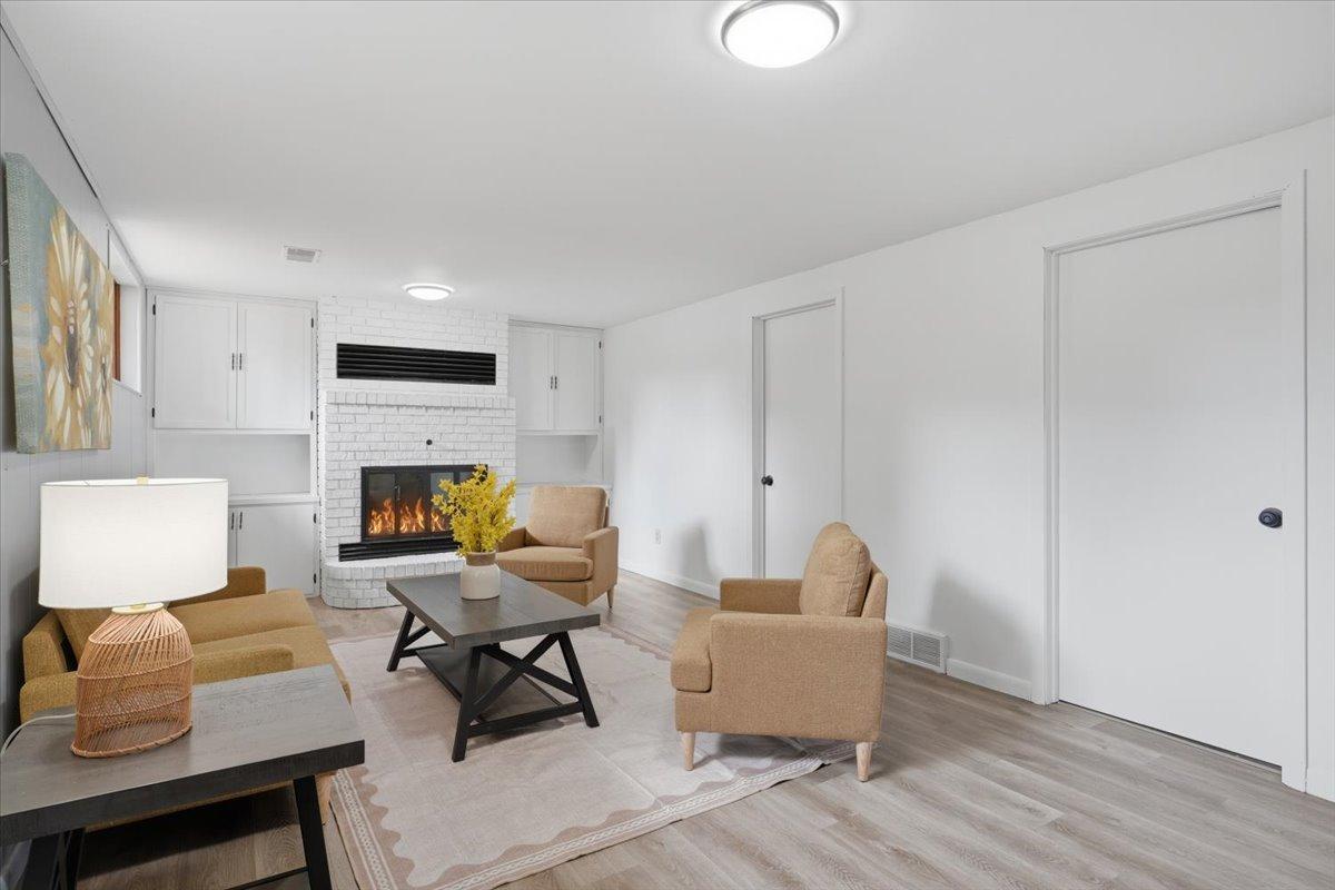 20-Living Room 2.jpg