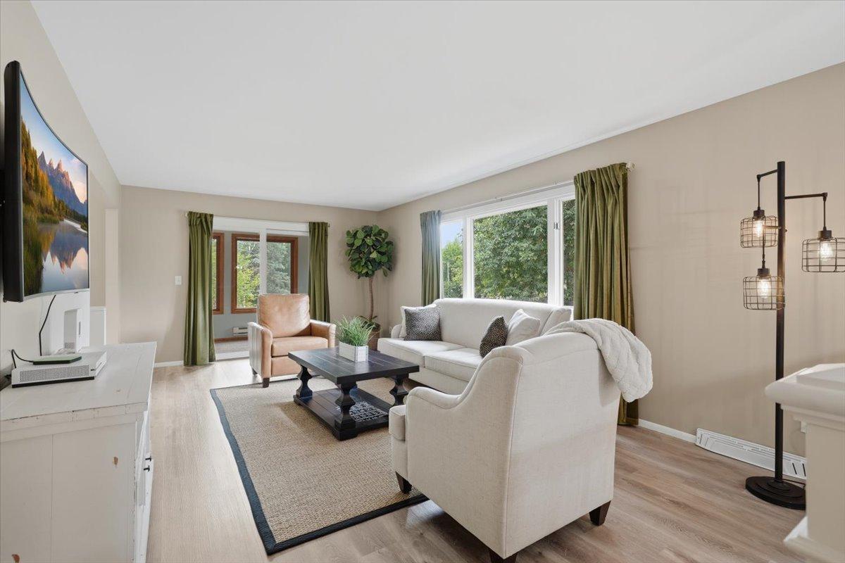 06-Living Room.jpg