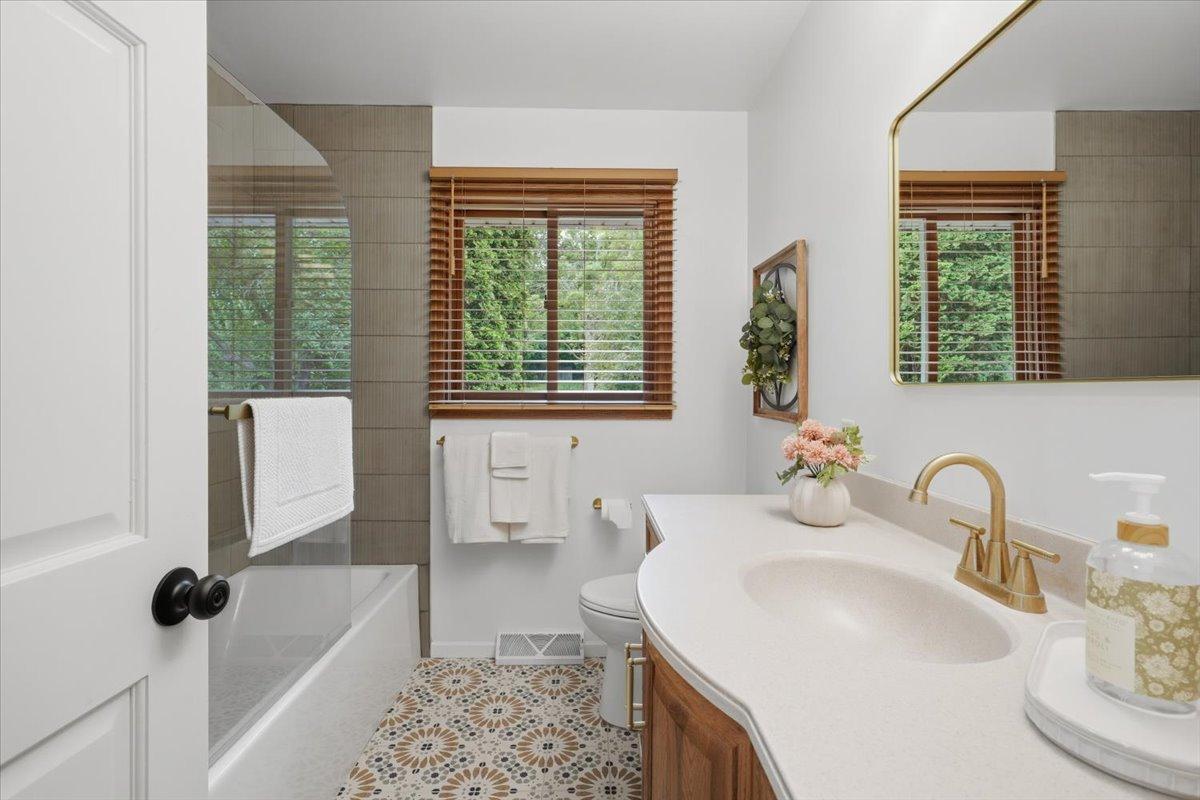 24-Bath 1.jpg
