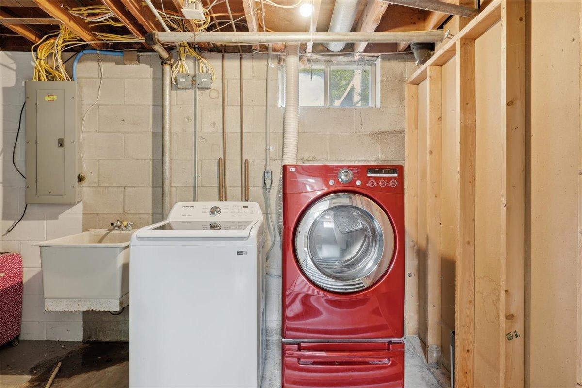 29-Laundry Area.jpg
