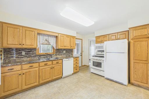 Look at this beautiful and very functional kitchen! A delight for cooks!