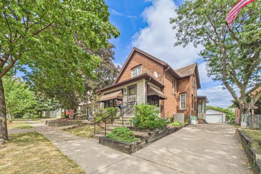 Welcome to 992 Matilda St Great driveway and 2 car garage and fully fenced back yard!