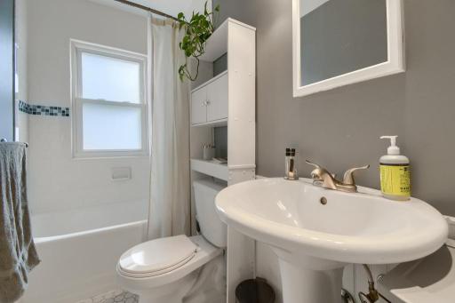 Main floor full bathroom