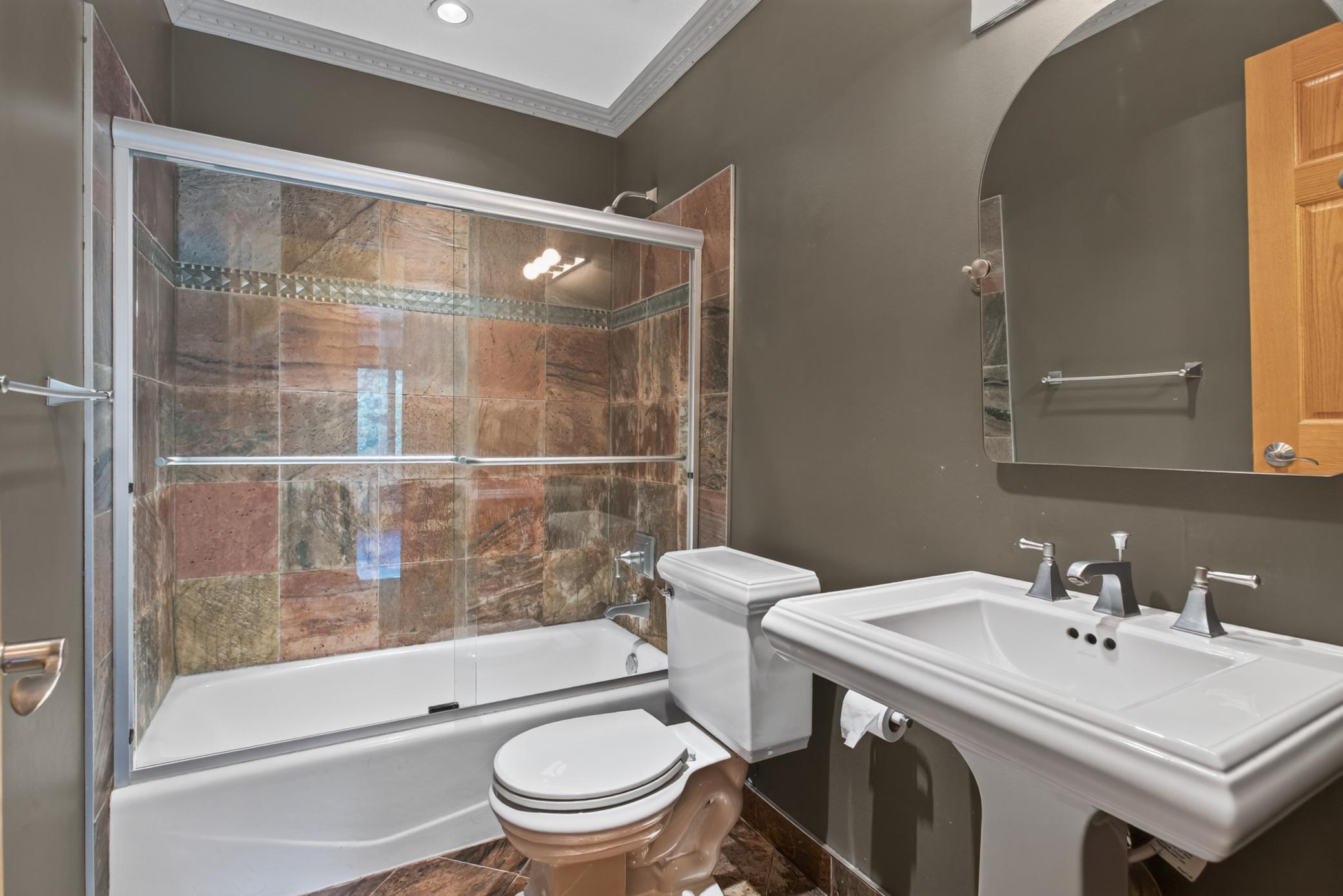 Upstairs Full Bathroom