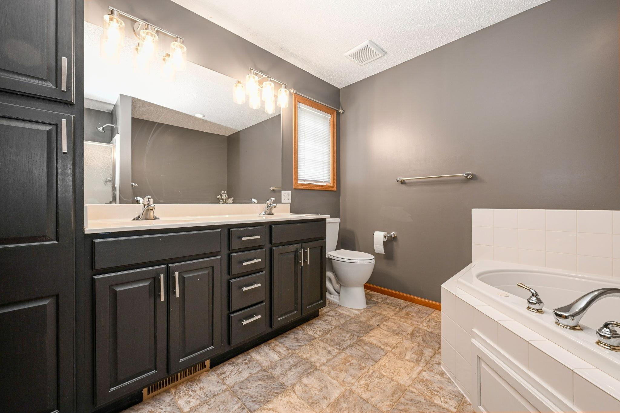 18-web-or-mls-4715 190th St W 018Full.jpg