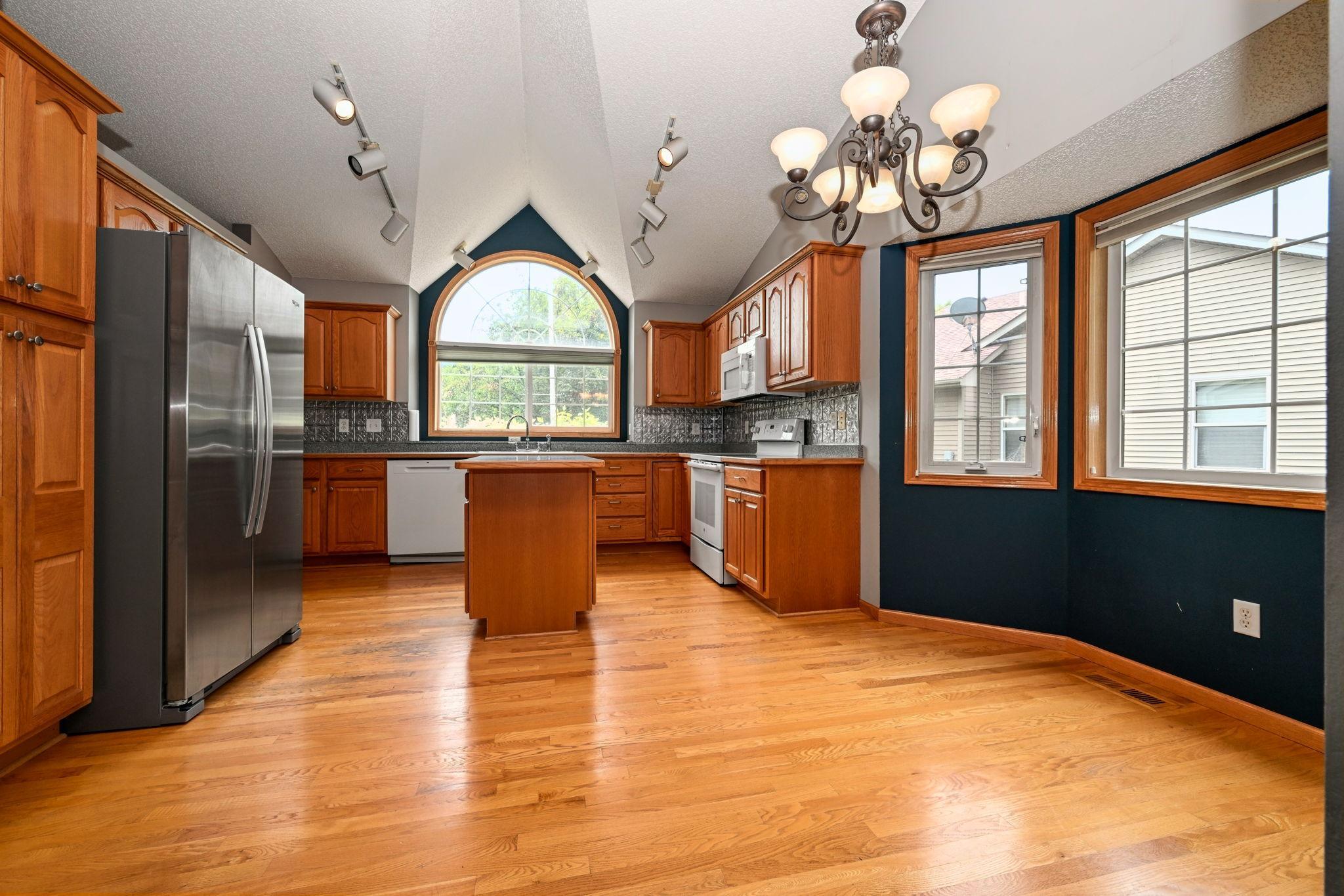 12-web-or-mls-4715 190th St W 012Full.jpg