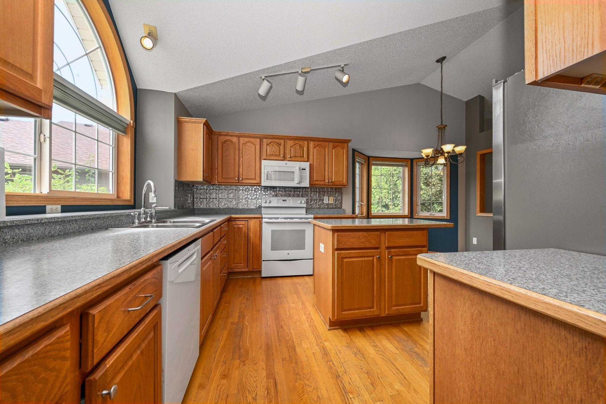 15-web-or-mls-4715 190th St W 015Full.jpg