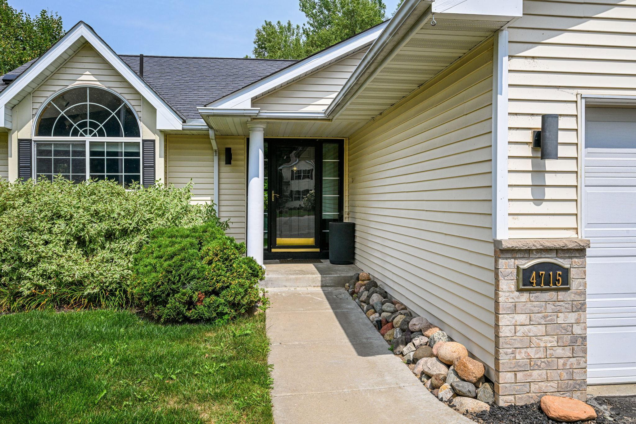2-web-or-mls-4715 190th St W 002Full.jpg